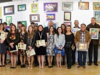„Expoziţia de pictură «Din suflet de copil» include tablourile a 20 de mici artişti, tablouri premiate la concursuri de pictură din ţară şi străinătate”