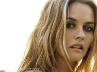 Actriţa Alicia Silverstone a pozat goală pentru organizaţia PETA