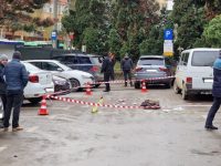 Un tânăr care a atacat cu un cuţit un client al unui restaurant din Suceava, în arest preventiv