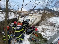 Un şofer blocat în cabina camionului răsturnat în albia unui pârâu a fost extras rapid de echipele de salvatori ai ISU Suceava
