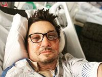 Jeremy Renner a mulţumit fanilor de pe patul de spital