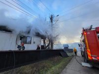 Un scurtcircuit la o instalaţie de iluminat ornamentală a generat un incendiu care a mistuit o gospodărie