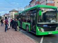 Elevii cu domiciliul sau reşedinţa în Suceava beneficiază de abonamente de transport gratuite