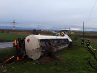 Două autocisterne s-au răsturnat la Roşiori
