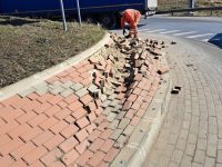 Pavajul sensului giratoriu de pe centura Sucevei, reparat de lucrători ai SDN