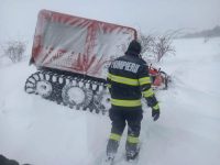 Zeci de persoane blocate în zăpadă, preluate de echipe de intervenţie ale ISU Suceava