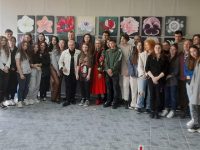 „Flower power” – 56 de autoportrete