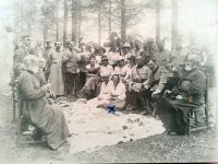 „În Brazi” la Măn. Dragomirna – nu la 1868, ci la 1920 (printre altii: Dr. Teofil Lupu si fiica sa Octavia). – Originalul în Arhiva Fundatiei Culturale „Leca Morariu” din Suceava (pres. farm. Maria Olar)