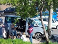 Patru copii şi mama lor, răniţi după ce microbuzul în care se aflau a intrat într-un stâlp