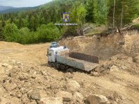 Autoutilitară confiscată de către poliţişti într-un dosar de extragere agregate minerale în mod ilegal