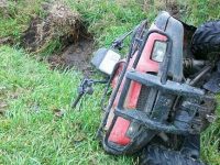 O bucureşteancă s-a accidentat după ce s-a răsturnat cu ATV-ul