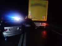 Mai mulţi răniţi după un carambol cu un camion şi două autoturisme