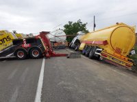 Autocisternă încărcată cu motorină, răsturnată pe DN 2