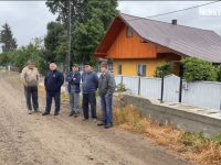 Nemulţumire după ce drumul judeţean modernizat ajunge la înălţimea gardurilor de la case
