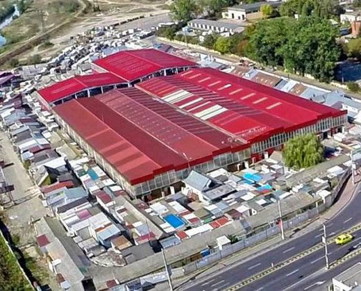 Prejudiciu de peste 1,2 milioane de lei adus bugetului local prin chirii neîncasate din bazarul din Lunca Sucevei