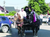 Preasfinţitul Părinte Macarie, în mijlocul credincioşilor din Vicovu de Sus