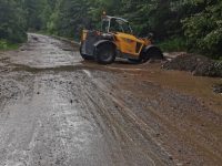 Pe DN 17 B s-a intervenit pentru îndepărtarea aluviunilor