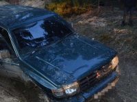 O tânără şi un tânăr din Putna, extraşi de poliţişti din maşina căzută într-un pârâu