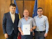 La semnarea unui contract de finanţare a extinderii reţelei de alimentare cu apă, deputatul Şoldan a fost alături de primarul din Buneşti