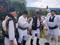 „Nu e vremea de vorbit. E vremea să jucăm şi să strigăm!”