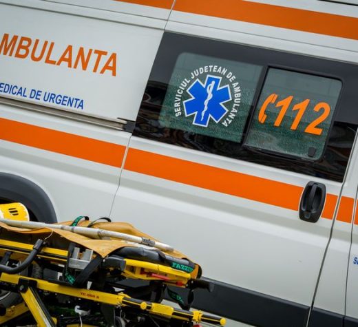 O elevă de la Şcoala 11 Suceava, luată cu ambulanţa din sala de examen la Evaluarea Naţională