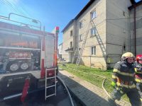 Locatarii unui bloc din Gura Humorului, evacuaţi după izbucnirea unui incendiu cu degajări mari de fum
