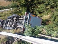 Un tir s-a răsturnat în Pasul Mestecăniş