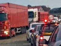 Camioanele circulau şi vineri pe podul provizoriu de la Milişăuţi!