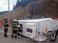 Trei persoane au ajuns la spital după ce un microbuz s-a răsturnat, în urma coliziunii cu un autocamion, la Valea Putnei