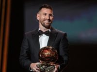 Lionel Messi a câştigat premiul Balonul de Aur pentru a opta oară