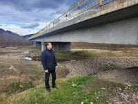 Podul peste pârâul Moldoviţa, printre cele 12 din judeţ aflate în stare critică, suferind degradări semnificative