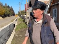 Zidurile cât gardul de pe marginea drumului de la Stroieşti sunt rigole deschise „în concordanţă cu reglementările în vigoare”
