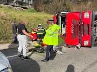 Un tir încărcat cu struguri s-a răsturnat în zona Pasului Mestecăniş