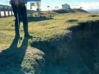 Alunecarea versantului de la intrarea în Suceava dinspre Fălticeni pune deja în pericol DN 2/E 85