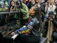 Alicia Keys a cântat la pian într-o gară din Londra