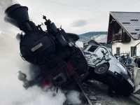 Locomotiva „mocăniţei” a deraiat după ce a fost lovită de un autoturism