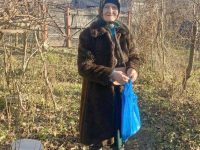 Tinerii ATOS au dăruit alimente unor 30 familii necăjite din satele de la graniţa româno-ucraineană