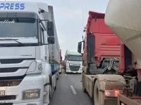 Se caută soluţii pentru reducerea cozii de tiruri spre Siret