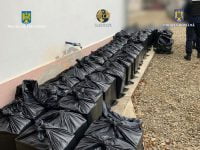 Trei suspecţi arestaţi după percheziţii în care s-au găsit aproape 40.000 de pachete de ţigări de contrabandă