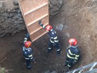 Povestea salvării bărbatului prins sub pământ după prăbuşirea unui mal al unei fântâni