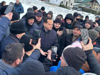 Duminică, prefectul a discutat cu protestatarii din Vama Siret, în încercarea soluţionării problemelor locale