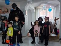 Ce se întâmplă când „mascaţii” sunt invitaţi la „intervenţie” de un copil de 4 ani?...