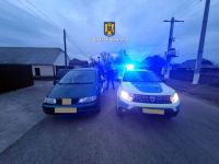 Un bărbat beat şi agresiv cu soţia a fugit cu maşina la sosirea poliţiştilor