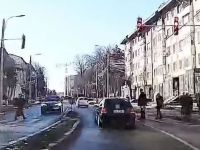 Un şofer a trecut printre pietonii care traversau strada pe culoarea verde a semaforului!