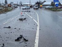 Accident între un autoturism şi un camion