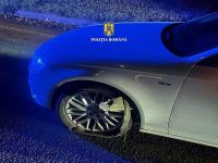 Un şofer din Dorneşti a fost oprit de poliţişti folosind dispozitivul cu ţepi
