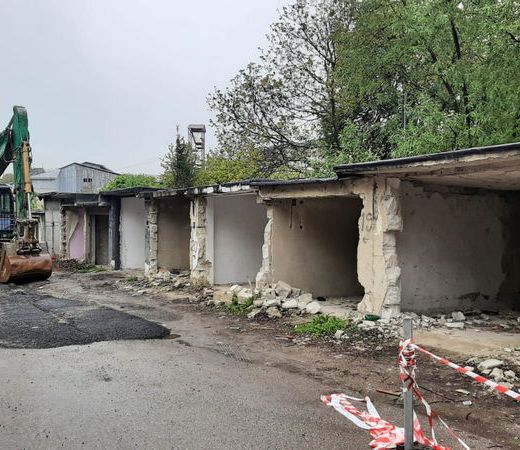 Utilajele au intrat în plin la demolarea celor 59 de garaje în locul cărora se va ridica prima parcare supraetajată a Sucevei