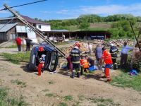 Cinci răniţi, după ce un autoturism s-a răsturnat