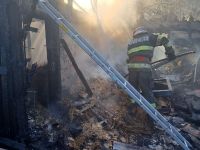 Incendiu puternic într-o gospodărie de la un transformator electric defect sau suprasolicitat