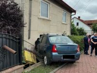 Din cauza vitezei, un şofer a intrat într-o casă
